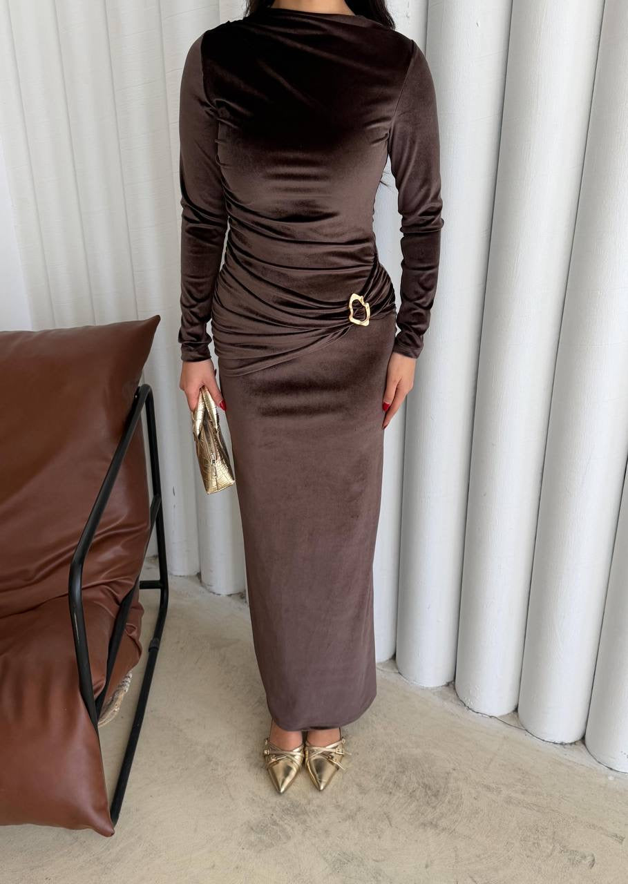 فستان مخمل مع دبوس ع الخصر