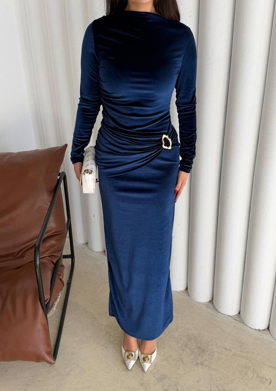 فستان مخمل مع دبوس ع الخصر