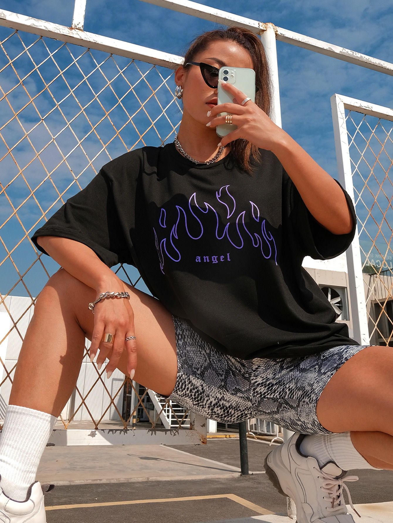 تيشيرت أسود بطبعة لهب